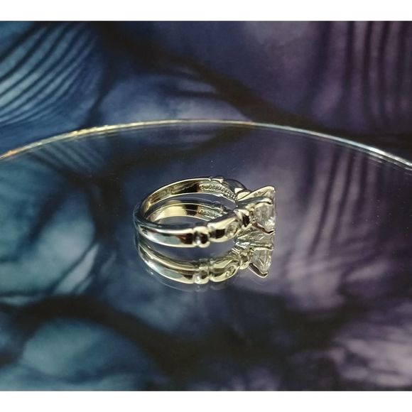 Swarovski Elements - Size 6.5 - 18K gold plated ring as pictured - Picture 2 of 7